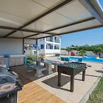 Family With Hydromassage Pool & Fun Activities *