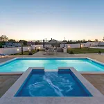 Family With Hydromassage Pool & Fun Activities * Žminj