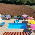 Family With Hydromassage Pool & Fun Activities * Žminj