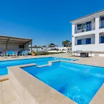 Family With Hydromassage Pool & Fun Activities Villa