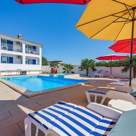 Family With Hydromassage Pool & Fun Activities Willa