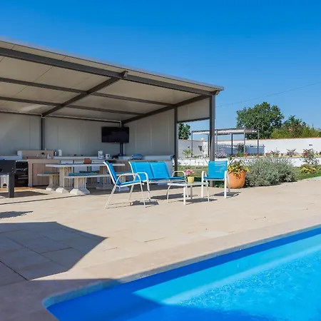 Family With Hydromassage Pool & Fun Activities