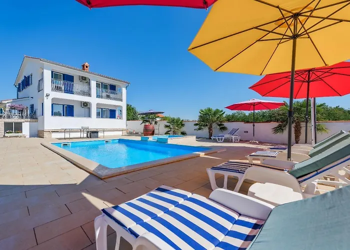 Family With Hydromassage Pool & Fun Activities Villa