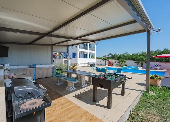 Family With Hydromassage Pool & Fun Activities *