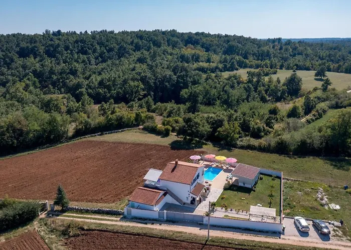 Family With Hydromassage Pool & Fun Activities *