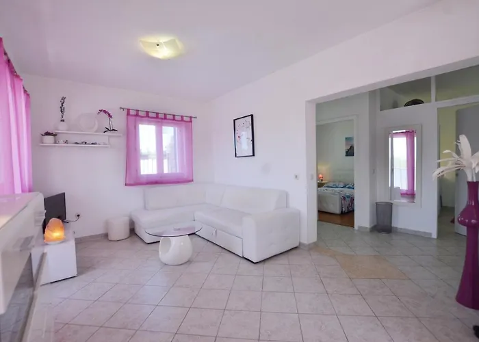 Family With Hydromassage Pool & Fun Activities Villa