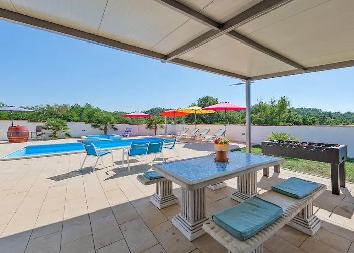 Family With Hydromassage Pool & Fun Activities Villa