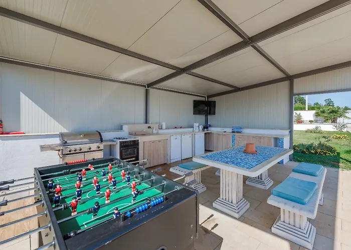 Family With Hydromassage Pool & Fun Activities Villa