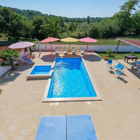 Family With Hydromassage Pool & Fun Activities Villa