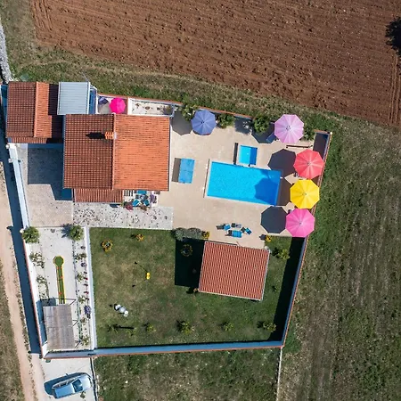 Family With Hydromassage Pool & Fun Activities فيلة Žminj