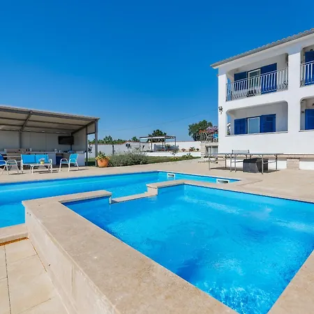 Family With Hydromassage Pool & Fun Activities Villa