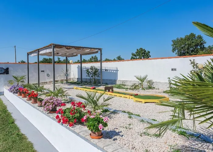 Family With Hydromassage Pool & Fun Activities Βίλα Žminj