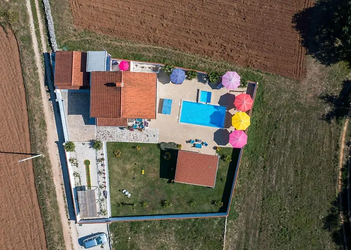 Family With Hydromassage Pool & Fun Activities Βίλα Žminj